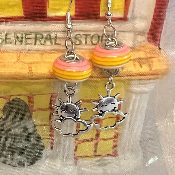 Sunrise Surprise Earrings with a bead in the colors of the sky - Picture 6 of 9